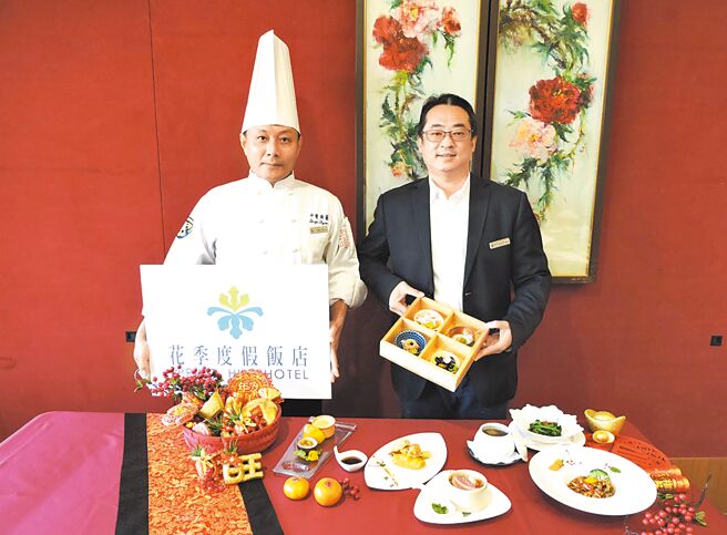 「松露顶酱黑羽鸡」是花季饭店冬季菜单的主菜选项之一，也是该饭店总经理汤孟哲（右）及主厨陈佰贤（左）特别推荐的一道菜；图为该饭店严选产地新鲜食材制作的的千元套餐组。图／叶圳辙