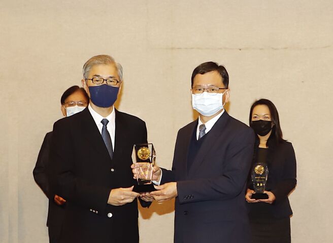 土地银行一举荣获金管会六大奖项，由金管会主委黄天牧（前排左）颁奖，土地银行总经理何英明（前排右）代表受奖。图／土银提供