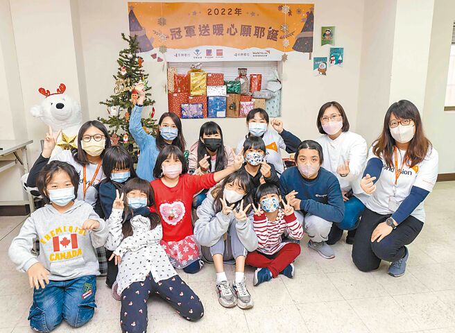 冠军建材同仁发挥爱心认养耶诞心愿礼物，帮助弱势孩子欢度温馨耶诞。图／业者提供