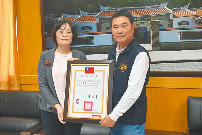 苗栗县长当选人锺东锦（右）25日即将就职，苗栗地检署20日下午突然以日前起诉大湖乡「4合1」现金贿选案中，涉案人员涉嫌为锺东锦等人买票为由，宣布对锺等4人提起当选无效的民事诉讼。（本报资料照片）