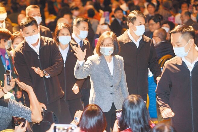 蔡英文总统（中）20日出席「台湾社会福利总盟联合感恩餐会」，离开时向在场来宾挥手致意。（张铠乙摄）