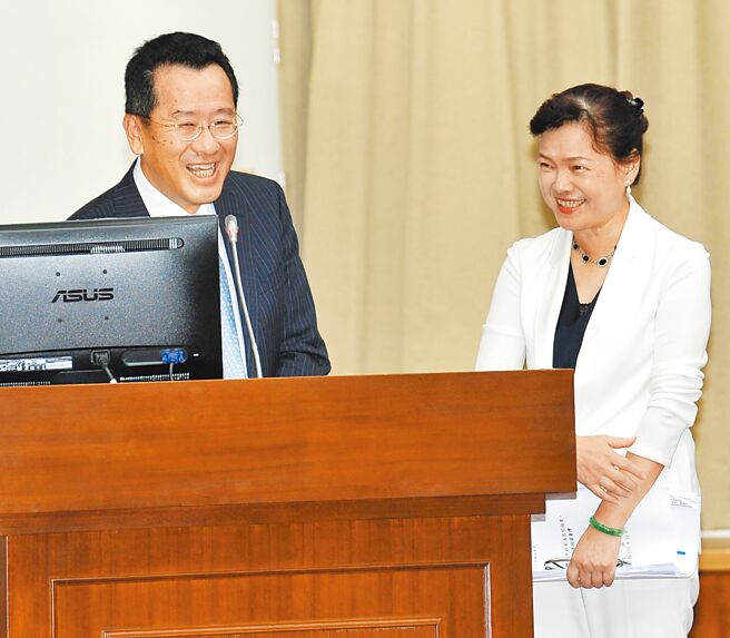 外传国安会秘书长顾立雄有可能接掌行政院长，其妻、经济部长王美花是否留任受瞩目。图为2人5年前在立院备询情形。（本报资料照片）