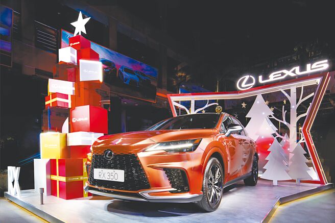 Lexus即日起于威秀影城中庭广场，推出圣诞艺术展车设计，以RX 350 F SPORT版加入品牌最具代表性的Spindle Body设计语汇，彷佛置身立体的圣诞贺卡之中。（和泰车提供）