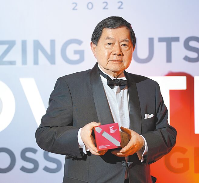 远东新世纪董事长徐旭东领取2022国际创新奖。（远东新世纪提供）