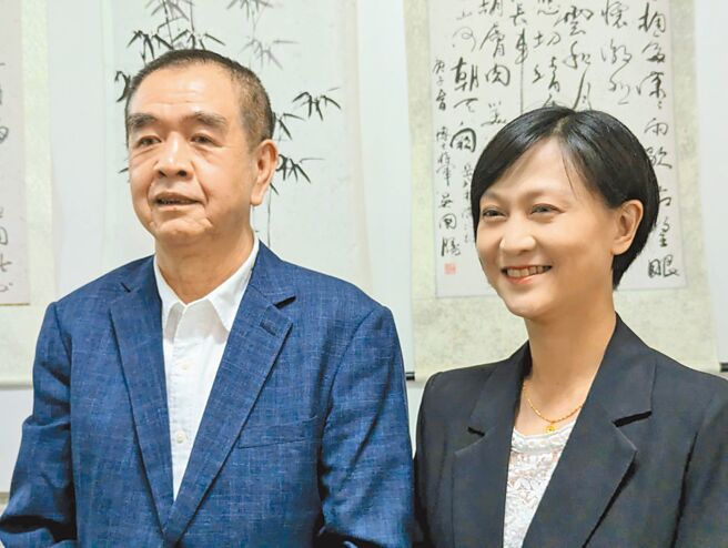 国民党基隆市党部20日举行假投票，最后决定将由现在议长蔡旺琏（左）及议员何淑萍（右）出马角逐基隆市议会下届正副议长。（张志康摄）