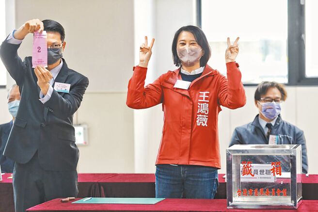 台北市第3选区（中山、北松山）立委补选明年1月8日投票，昨候选人号次抽籤，国民党候选人王鸿薇（右二）抽中2号。（杜宜谙摄）