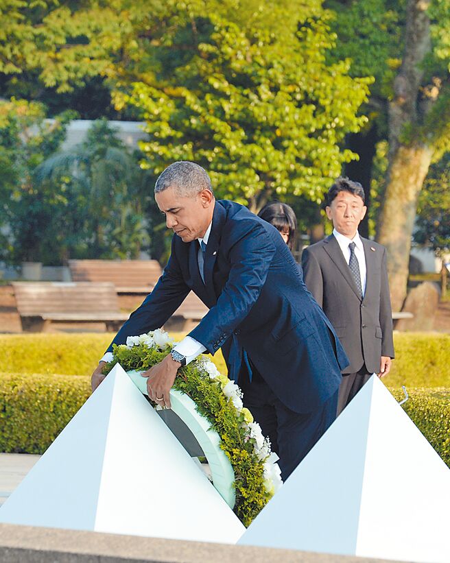 美国前总统欧巴马在2016年，曾以首位现任美国总统身分造访广岛，岸田时任日本外相，就是当时负责介绍的人。（新华社）