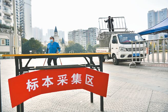 美國國務院發言人普萊斯（Ned Price）19日談到大陸當前新冠疫情時表示，考量到大陸GDP與經濟規模等因素，疫情造成的死亡人數讓全球其他地區感到擔憂。圖為工作人員拆除一核酸檢測點的圍欄等設施。（中新社）