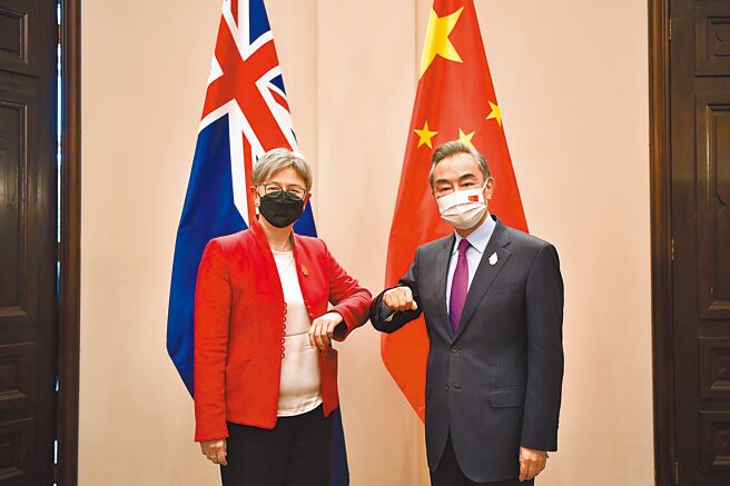 澳洲外交部長黃英賢（Penny Wong）昨日起展開兩天的訪中行程，並出席今日舉行的中澳建交50週年活動。圖為王毅在峇里島出席二十國集團外長會期間應約會見澳州外長黃英賢。（新華社）