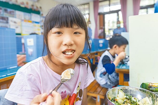新竹县国中小学生营养午餐加菜有石斑鱼，学生都吃得津津有味，直说好吃，12月底还能吃到第3次。（罗浚滨摄）