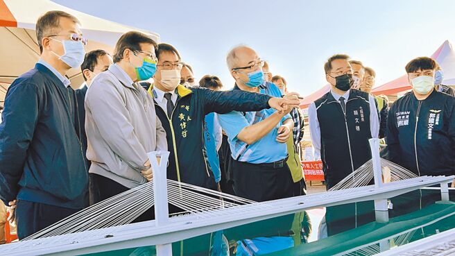 台南市长黄伟哲（左三）、交通部长王国材（左二）期盼曾文溪大桥能带动大台南的繁荣发展。（张毓翎摄）