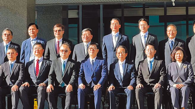 高市府20日小内阁总辞，拍完「毕业照」后，小内阁微调。（柯宗纬摄）