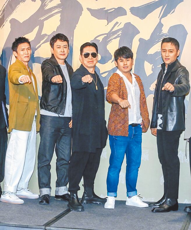 黃尚禾（左起）、王識賢、高捷、張再興、鄭人碩昨出席《角頭》影集開鏡儀式。（粘耿豪攝）