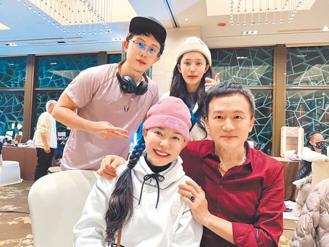 狄鶯日前帶兒子孫安佐及其女友阿乃到拍戲現場為孫鵬慶生。（狄鶯提供）