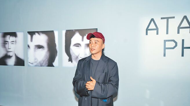 《女大》達人黃一峯昨出席籌備3年的「巫醫阿慕依諾雁」特展。（TVBS提供）