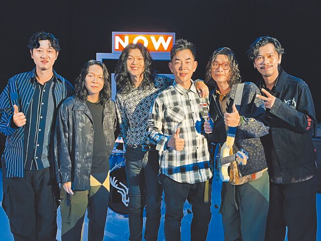 任贤齐（右三）惊喜探班麋先生MV拍摄现场。（相信音乐提供）