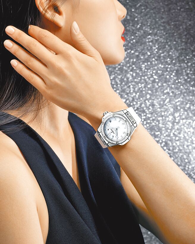 宇舶表主打白色系腕表，Big Bang One Click精钢钻表，48万8000元。（HUBLOT提供）
