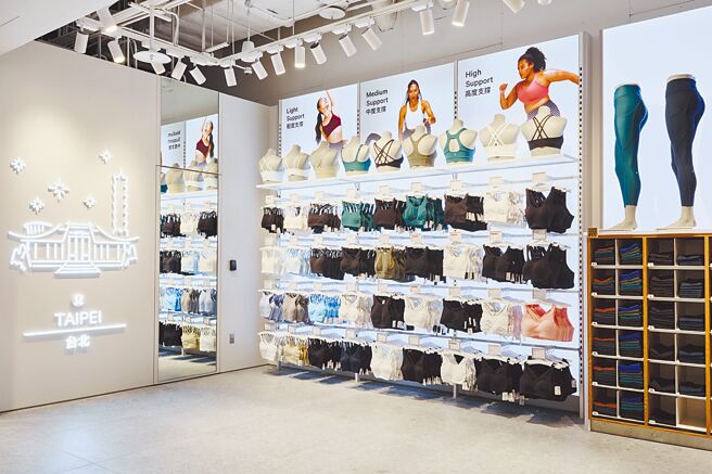 lululemon店内有不少特色灯墙设计，一旁则有强打机能性及多元花样的运动内衣供挑选。（lululemon提供）