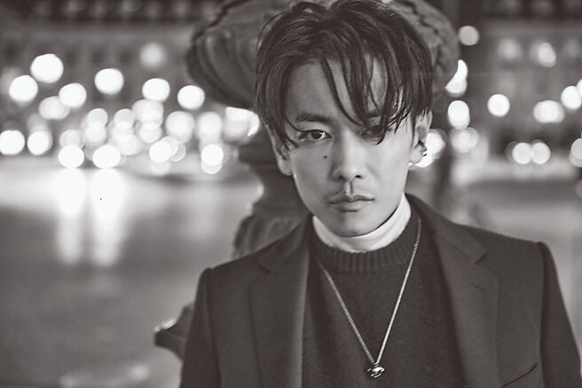 因日剧《初恋》大红的佐藤健，近日与MIKIMOTO合作推出写真书，由摄影师Mario Sorrenti掌镜。（摘自MIKIMOTO IG）