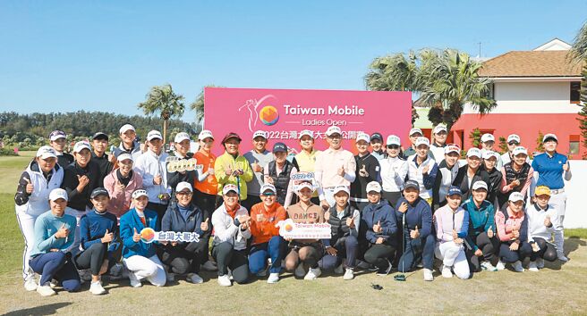 台湾大董事长蔡明忠（中）与多位贵宾及选手在开球仪式中合影留念。（台湾大提供）