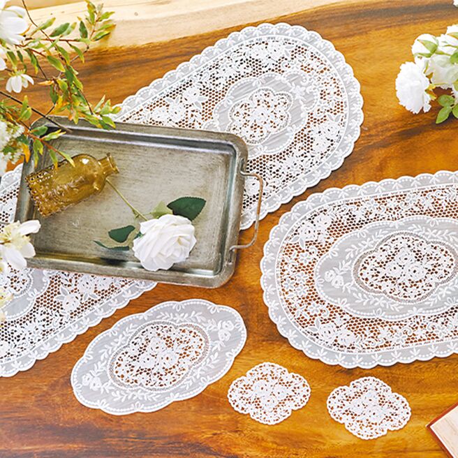台湾品牌David’s Angel古典玫瑰纱网刺绣蕾丝桌垫Rhea浅粉蓝象牙米，豪华版12件组。（David’s Angel提供）