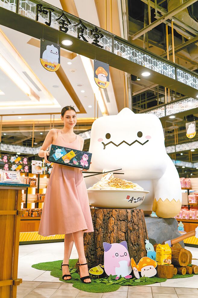 艺人佟凯玲在阿舍乾麵新口味发表会，亲自烹煮拌麵与粉丝同乐，IP人物「雪吉拉」等装置物也将出没微风南山。（阿舍食品提供）