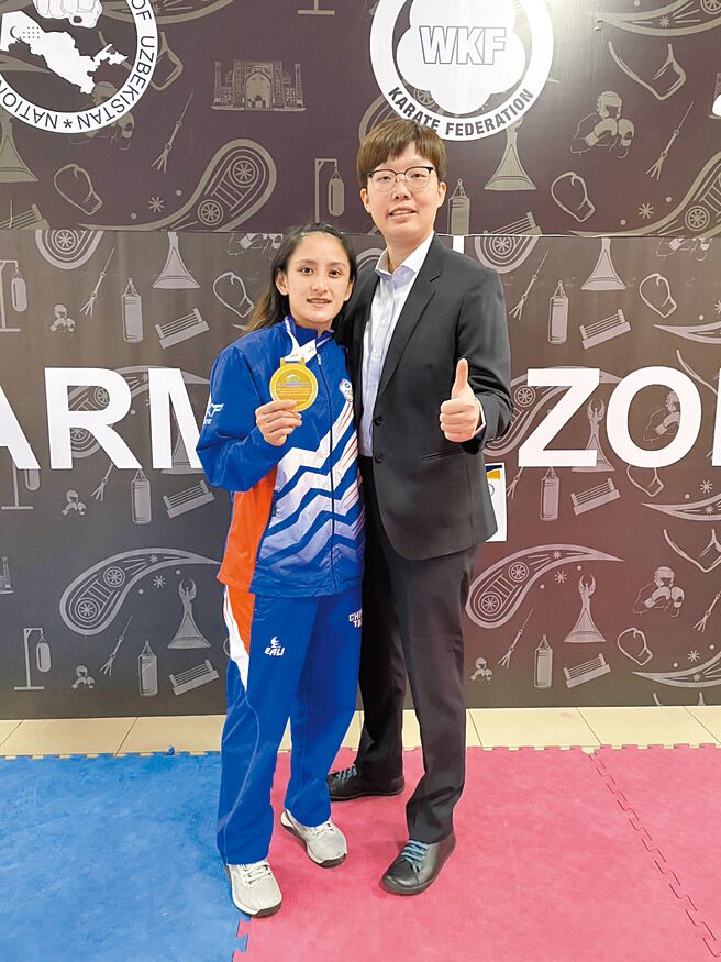 空手道女将谷筱霜（左）在亚锦赛夺金，教练曾丽如（右）笑称爱徒如今是「金铜玉女」了！（曾丽如提供）