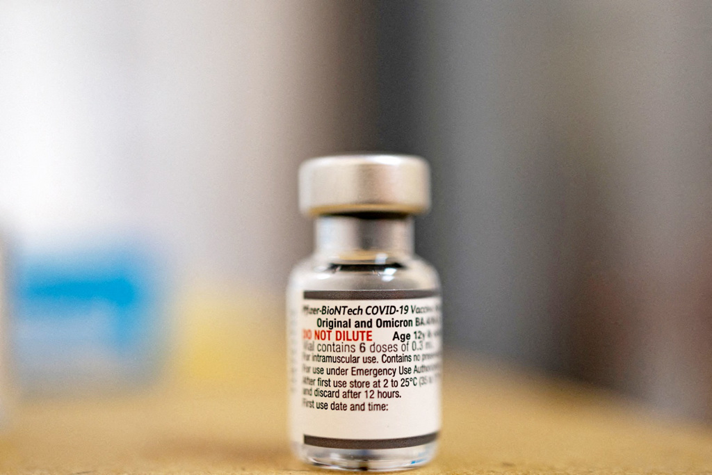 德国证实，1批辉瑞/BNT新冠疫苗正运往中国大陆途中，这是首批运往大陆的外国疫苗。上图为辉瑞/BNT针对BA.4、 BA.5变异株研发的次世代疫苗。（资料照／路透社）(photo:ChinaTimes)
