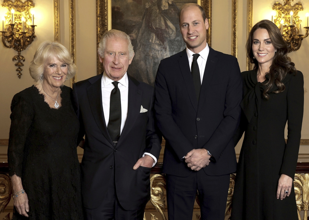 英国国王查尔斯（左二）与王后卡蜜拉（左），还有长子威尔斯亲王威廉（右二）和妻子凯特（右）9月18日在伦敦白金汉宫举行国宴，接待世界领袖和政要前合影。（美联社）(photo:ChinaTimes)