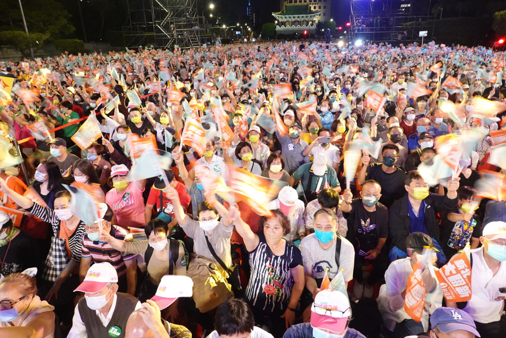 民進黨九合一大選慘敗，大家忙著找敗選原因。圖為民進黨「1112『為台灣鼓舞』凱道造勢晚會」。（中時資料照）