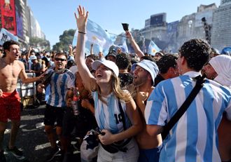 世足上空露兩球慶奪冠 阿根廷女球迷IG神到了！滿滿辣照