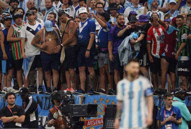 阿根廷球迷相当激动，屡屡出现脱衣庆祝画面，但卡达当地法律规定无论男女，都不得在公开场合裸体。(图／美联社)