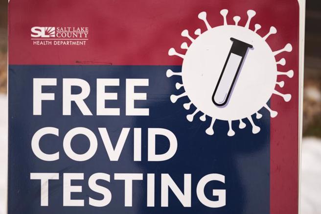 美国从感恩节以来新冠确诊病例和住院人数迅速攀升，联邦政府因而被迫重启免费抗原检测服务。图为盐湖市免费测站。（图／美联社）