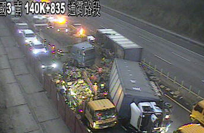 国3联结车爆胎翻覆全线封闭 回堵塞爆2公里。(图／翻摄高公局网站)