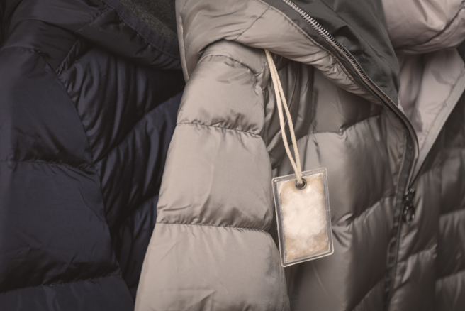 日本节目实验发现，羽绒服内搭配轻薄的衣物更保暖。（图／shutterstock）
