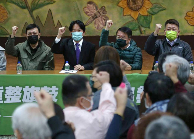 登記投入民進黨黨主席補選的副總統賴清德（後左二）21日赴新北三重廣一活動中心，出席首場「向黨員報告」政見發表會。（資料照,陳君瑋攝）