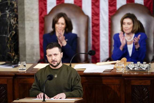 乌克兰总统泽伦斯基（Volodymyr Zelenskyy）于美东时间22日晚间在美国国发表演说。（图／美联社）