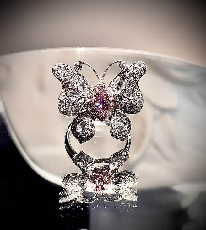 要價1克拉、250萬以上的GIA Fancy pink 粉紅色愛心鑽是鎮店之寶。（BellaCouture提供）