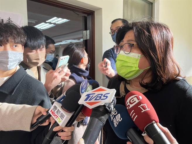 王美惠今受訪時激動落淚，選舉過後大家要為嘉義打拚，他從議員到立委，沒有忘記初衷認真打拚，她無法接受陳茂松的打壓。（游念育攝）