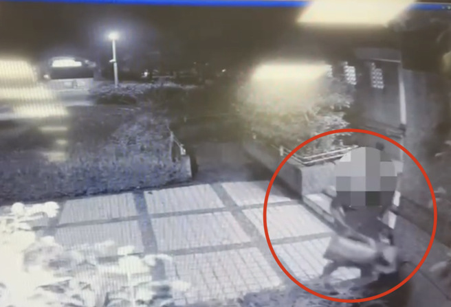 嫌犯出入行窃过程被监视器拍下。（图／翻摄画面）

