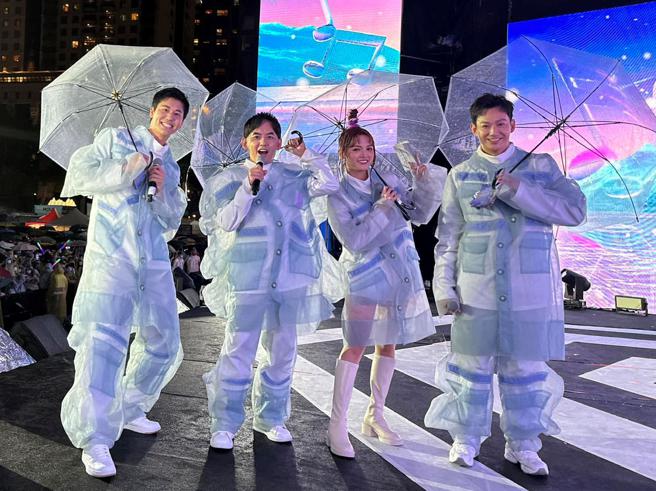 佼哥透露，今年从圣诞到跨年，要让全台湾看见来自高雄的设计能量！图左至右:风田、黄子佼、谢雨芝、威廉（设计师：洪梓寧、苏滢滢，图／黄子佼提供）