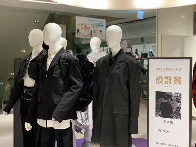 汉神巨蛋首度携手南部最大时尚舞台「高雄时尚大赏」，于4楼设置获奖作品静态展。(高雄市青年局提供) 