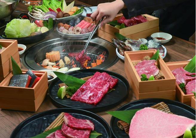 （「本格和牛烧肉放题」台南西门店开幕，推出期间限定优惠，1月20日前消费，每人加价39元可享「韩式部队锅」。图／筑间餐饮集团提供）