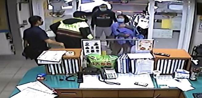 幼童父母跑进派出所求助。（警方提供）