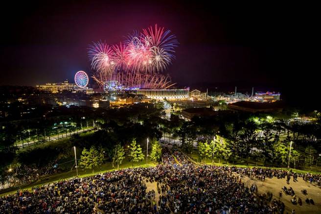 义大世界今年跨年的烟火秀备受民眾期待。（义大世界提供／林瑞益高雄传真）