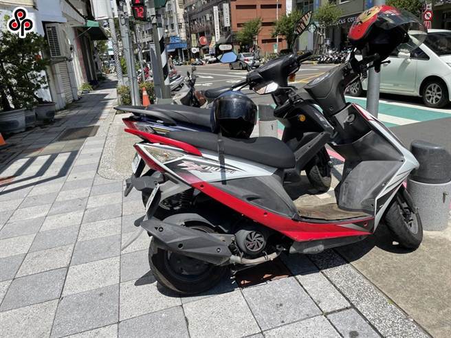 立法院交通委員會今通過立委提案，民眾未來可檢舉人行道與行人穿越道的臨停、違規停車等。（本報資料照）