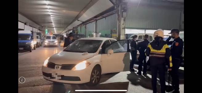 花莲潘姓男子今天凌晨4时许驾车违规红灯左转，见警拦查便踩紧油门加速逃逸，一路衝进果菜批发市场并撞击其他车辆，警方担心摊商受害，对潘男车轮开枪，顺利将人逮捕。（花莲警分局提供／罗亦晽花莲传真）