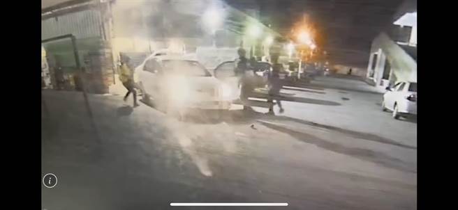 花莲潘姓男子今天凌晨4时许驾车违规红灯左转，见警拦查便踩紧油门加速逃逸，一路衝进果菜批发市场并撞击其他车辆，警方担心摊商受害，对潘男车轮开枪，顺利将人逮捕。（花莲警分局提供／罗亦晽花莲传真）