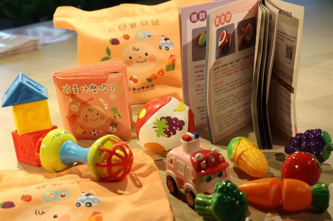新北市育儿宝贝袋3.0里的教玩具和使用指引。（陈慰慈摄）