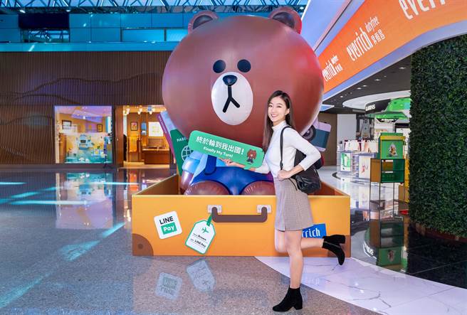 3.5米「LINE Pay熊大店长」即日起至1月31日限时进驻桃园机场第二航厦出境大厅。（Line pay提供）